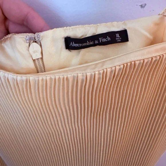 Abercrombie & Fitch Giselle Pleat Release Midi Dress Butter Yellow - Picture 4 of 10